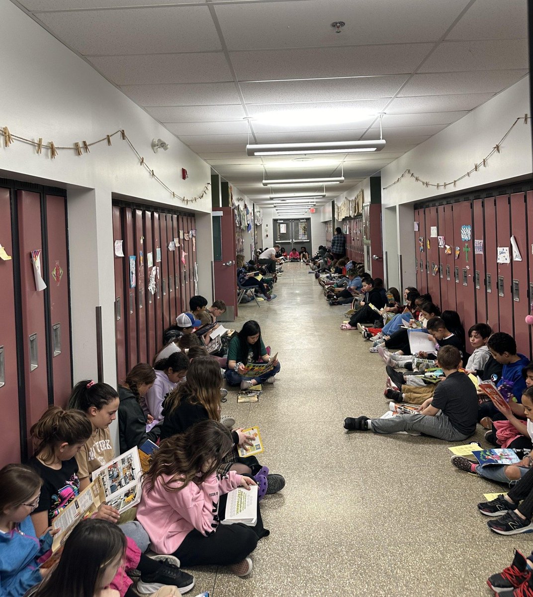 ESJS_Yk's tweet photo. Our Spring Reading Challenge began today! Here is our middle school wing during their 15 minute Flash Reading Mob! #GoHuskies #allezhuskies https://t.co/9Rdx7syKih