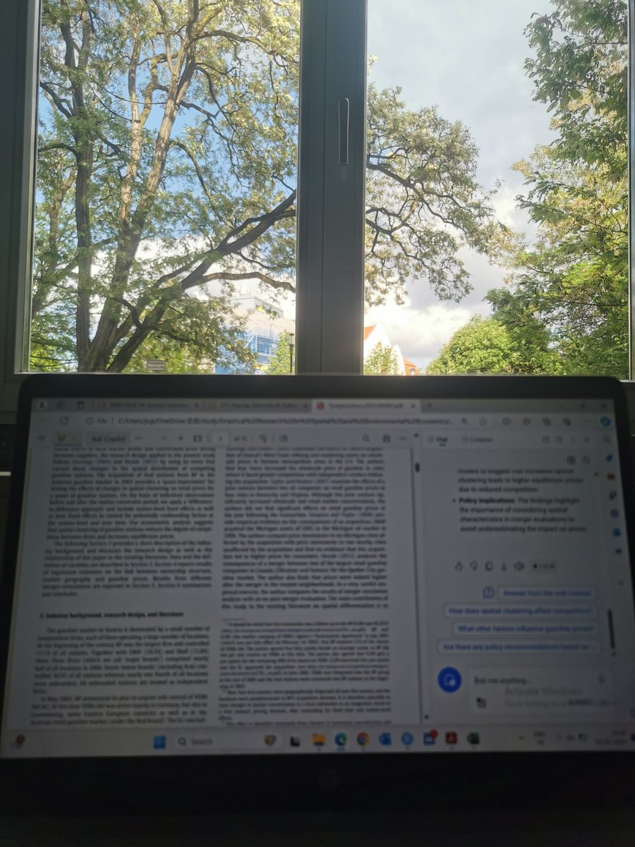 Reading a researchpaper in front ofsuch beautiful window, what can I say?🤓🤓🤓