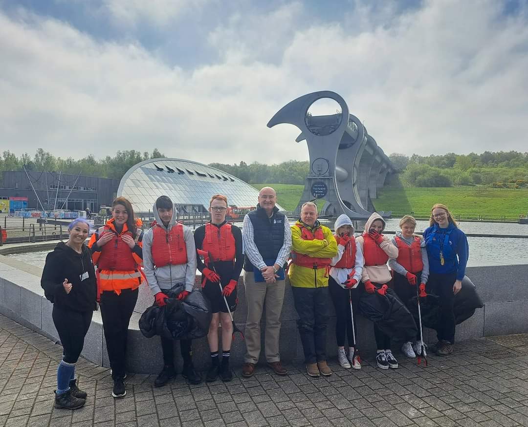 Yesterday we had the pleasure of welcoming Falkirk High School pupils at The Falkirk Wheel for a paddle pick up. 🛶 Paddle pick ups are not only a fun activity, but they also help care for our blue spaces by removing litter from the water. @KSBScotland
