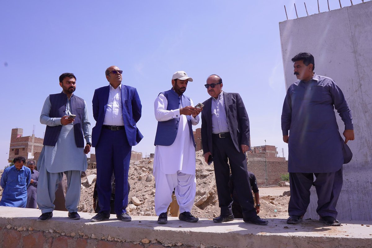 Daily News (@dailynewsdotcom) on Twitter photo Mayor Hyderabad,<a href="/KashifShoroPPP/">Kashif Shoro</a> visited under construction railway crossing flyover on Abdul Sattar Edhi Road Phase II at Tando Agha Hyderabad along with Ihsan Ali Qureshi Commissioner and Deputy Commissioner Hyderabad Mayor Hyderabad,<a href="/KashifShoroPPP/">Kashif Shoro</a> visited under construction railway crossing flyover on Abdul Sattar Edhi Road Phase II at Tando Agha Hyderabad along with Ihsan Ali Qureshi Commissioner and Deputy Commissioner Hyderabad