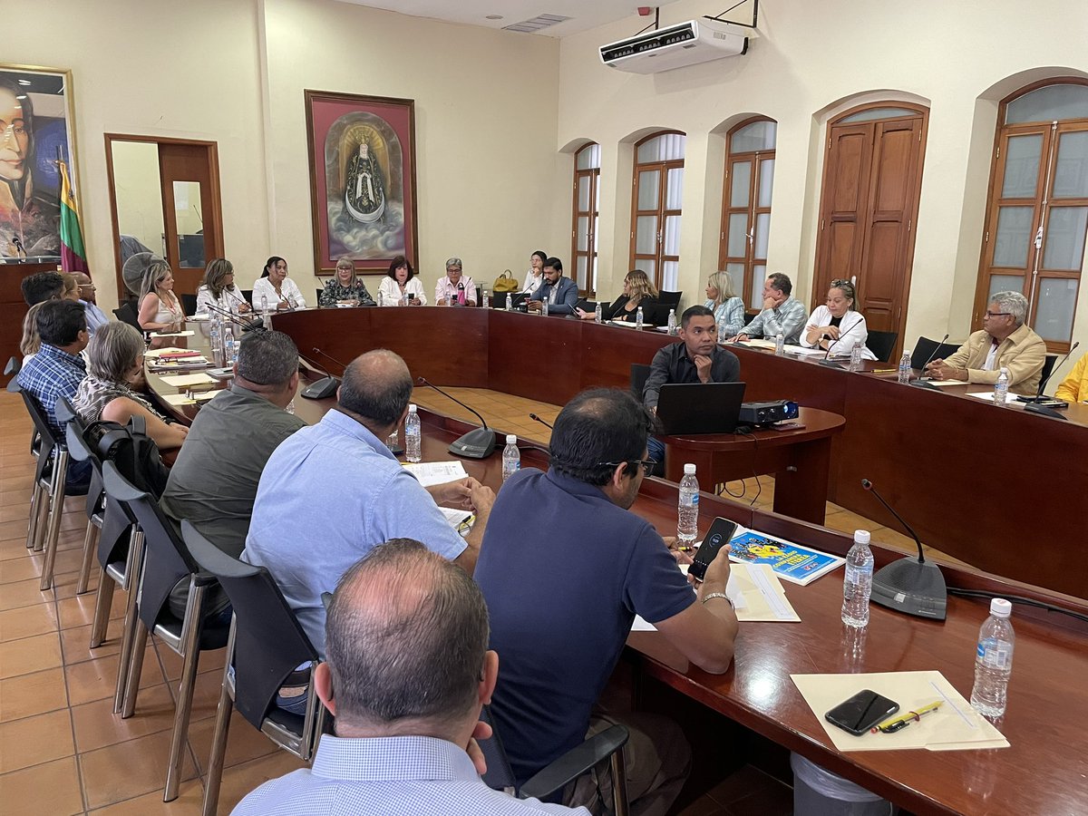 #Ahora Cuerpo directivo de la <a href="/UCarabobo/">Universidad de Carabobo</a> participa en el Taller de Análisis de la situación actual de la fuerza laboral de esta institución, presidido por la rectora <a href="/jessydivo/">Jessy Divo De Romero</a>