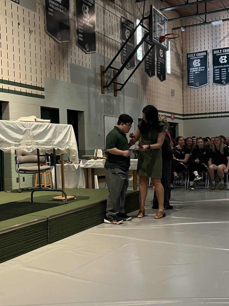 Holy Cross celebrated the achievements of our Bocci and Floorball teams. So proud of all of our student athletes. ⁦@SOOSchoolChamps⁩ 💚🤍