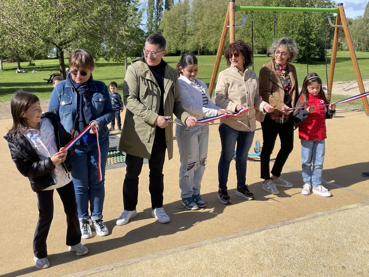 Inauguration avec <a href="/LaurentTurquois/">Laurent Turquois</a> d’une aire de jeux inclusive sur les îles de Loire à <a href="/stsebsurloire/">Saint-Seb</a>. Ce beau projet a été initié par le Conseil Municipal enfants.