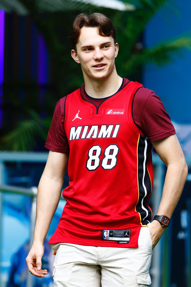 Oscar Piastri ve Miami Heat forması 🔥 

#MiamiGP