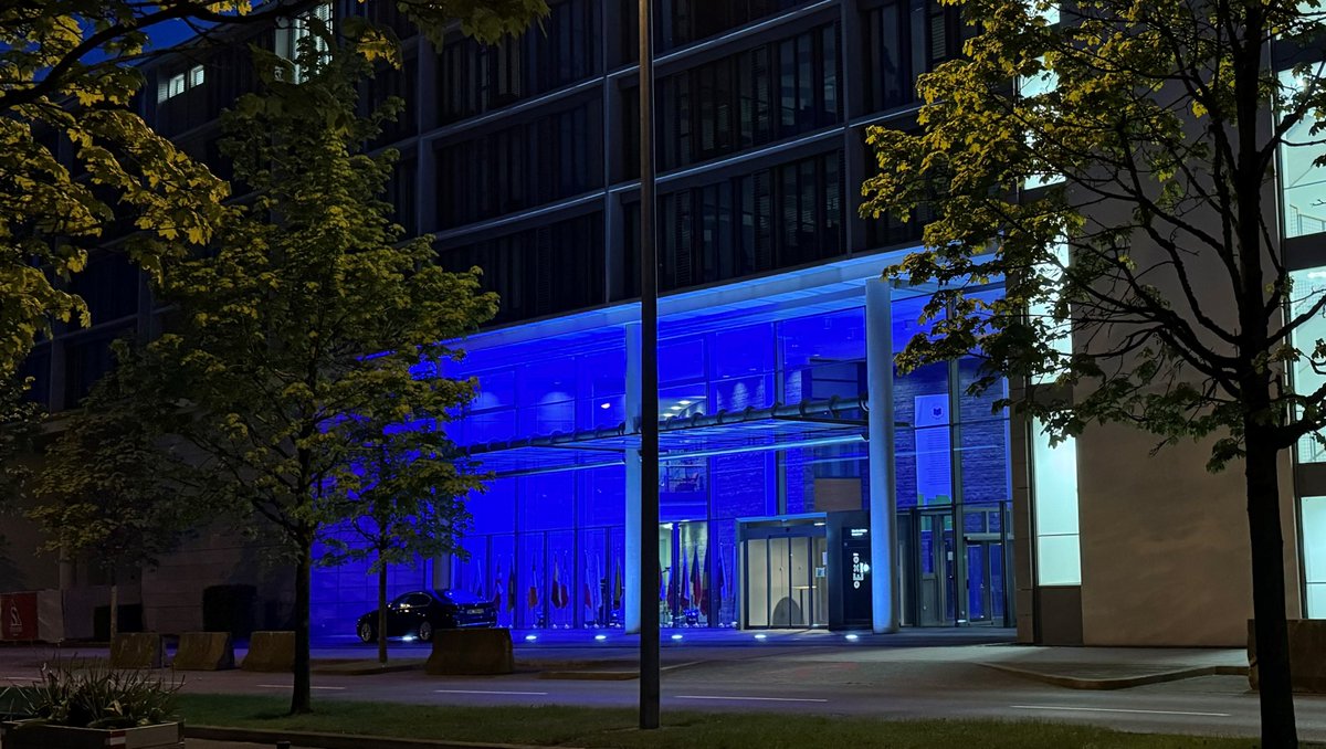 On 1 May 2004, 10 countries joined the #EU: 🇨🇿🇪🇪🇨🇾🇱🇻🇱🇹🇭🇺🇲🇹🇵🇱🇸🇮🇸🇰 This week, to celebrate the 20th anniversary of their accession to the 🇪🇺, we lit up our entrance hall in blue, as part of a joint initiative with other EU institutions in Brussels & Luxembourg. #20YearsTogether