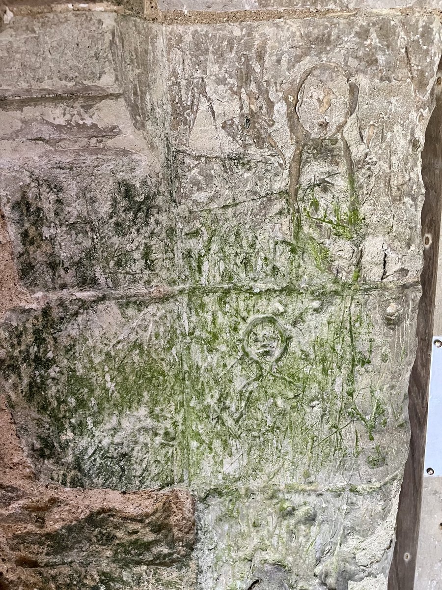 The 12th century south doorway into St. Mary’s Church in Keysoe, Bedfordshire is fairly well covered in historic graffiti - here’s the most intriguing and enigmatic bit… 🧐