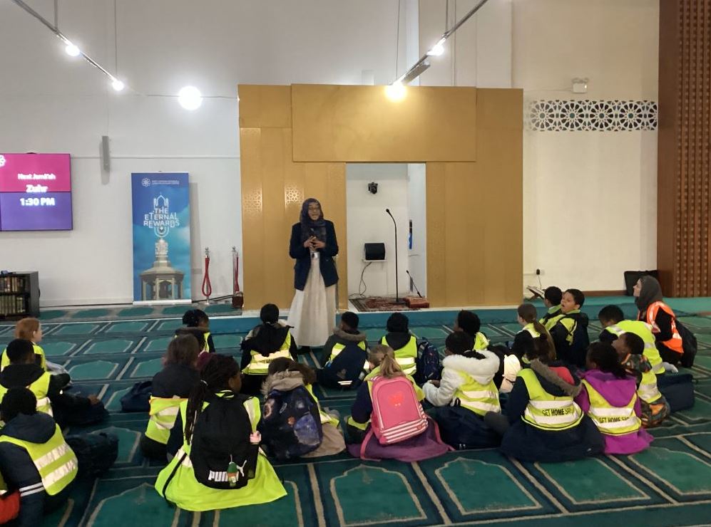 Year 3 had a wonderful, fascinating visit to the East London Mosque @elondonmosque to learn more about how belief impacts on people's day-to-day lives.