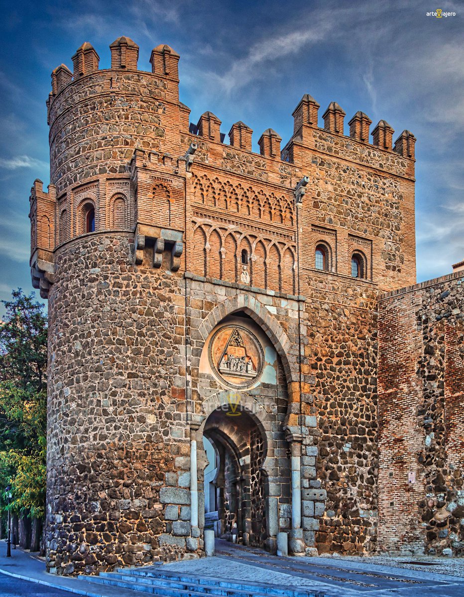 La Puerta del Sol de #Toledo está considerada como una de las más bellas representaciones de arquitectura civil en estilo mudéjar, ello se debe a su armonía y elegante decoración. Fue levantada en el S. XIV como torre albarrana del recinto amurallado #FelizJueves #photography