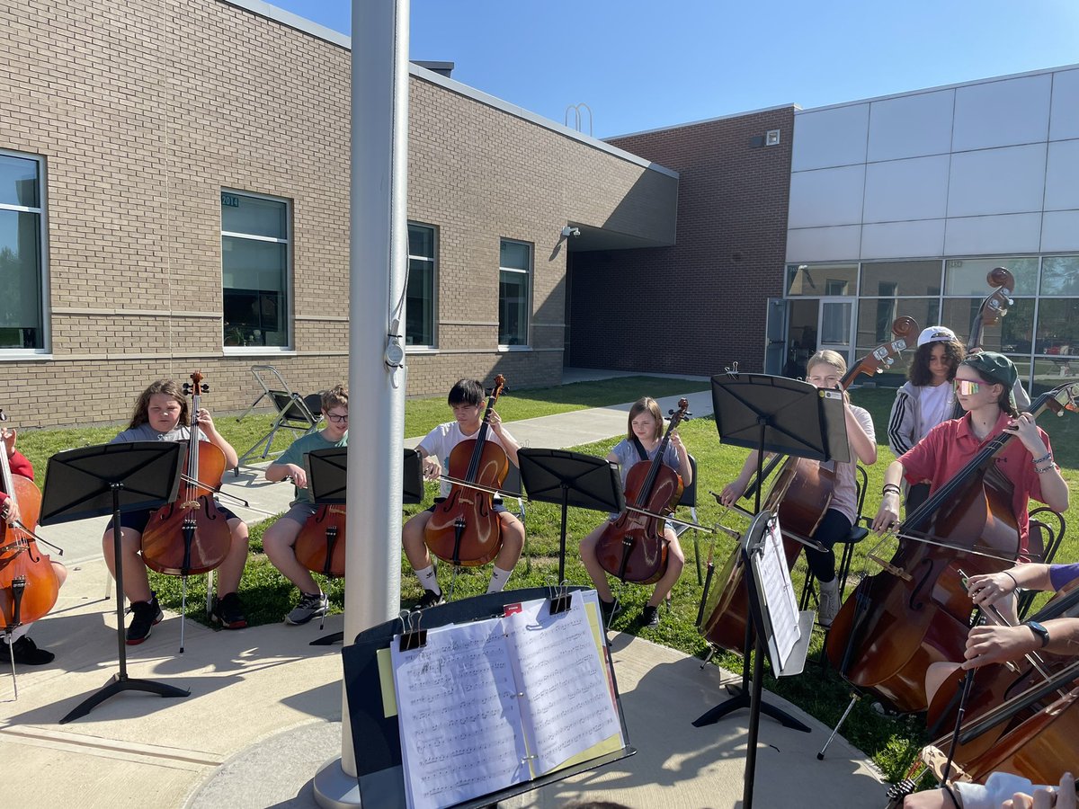 🇺🇸 Taking advantage of the warm weather and practicing the Star Spangled Banner around the flag!