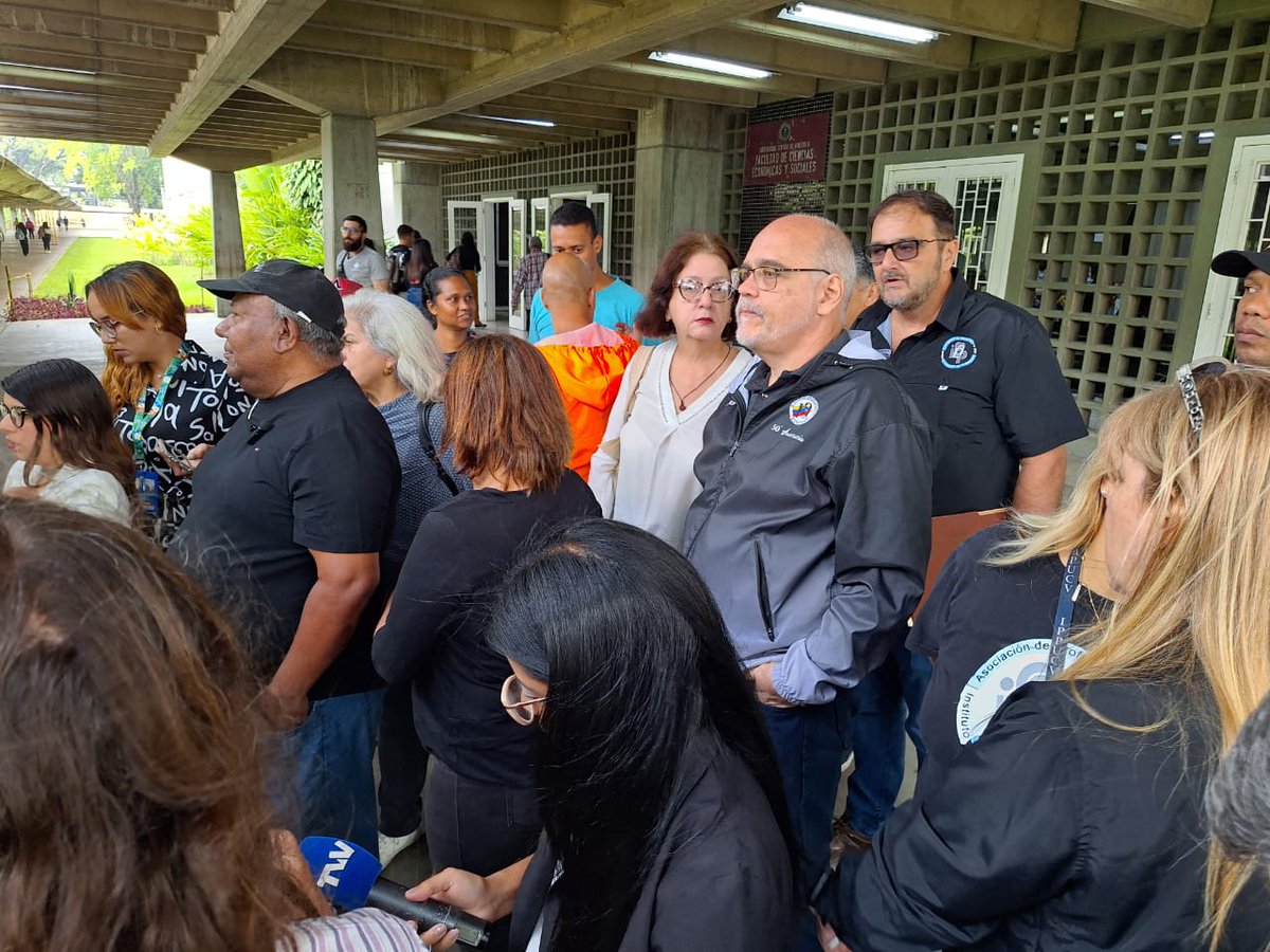 Este #2Mayo estuvimos presente en la rueda de prensa de la Intergremial Universitaria de la UCV, defendiendo el valor del trabajo y rechazando la desaparición del salario. #UCV #Profesores #SalarioDignoVzla #BonoNoEsSalario