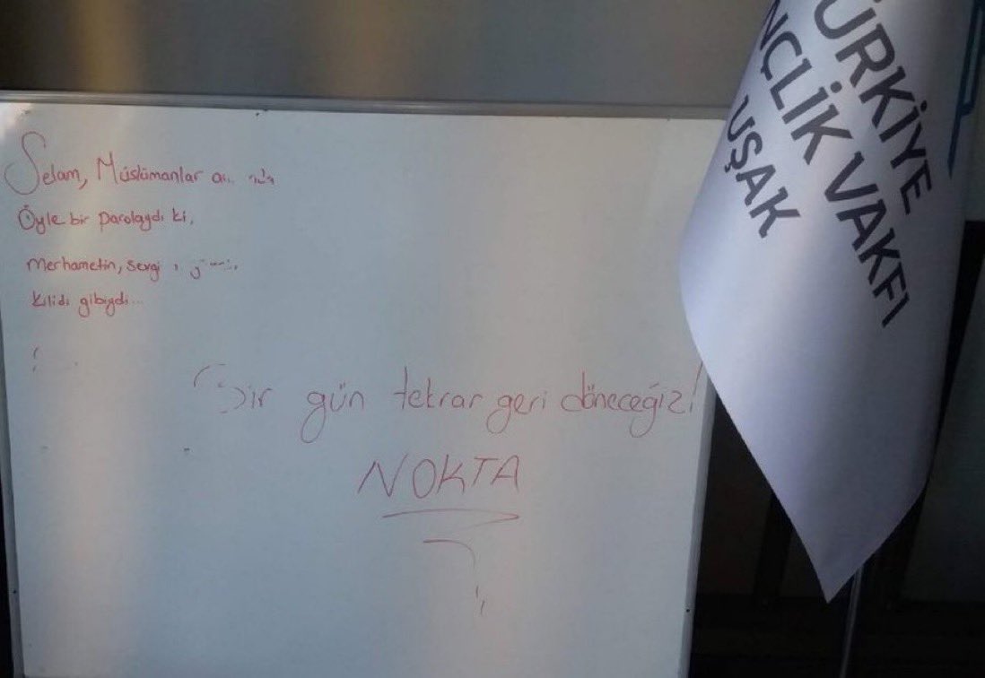 AKP’den CHP’ye geçen Uşak Belediyesi, TÜGVA’ya tahsis edilen belediyeye ait binayı geri aldı. Binadayı terkeden TÜGVA mensupları tahtaya, “Bir gün tekrar geri döneceğiz! NOKTA” yazdı.