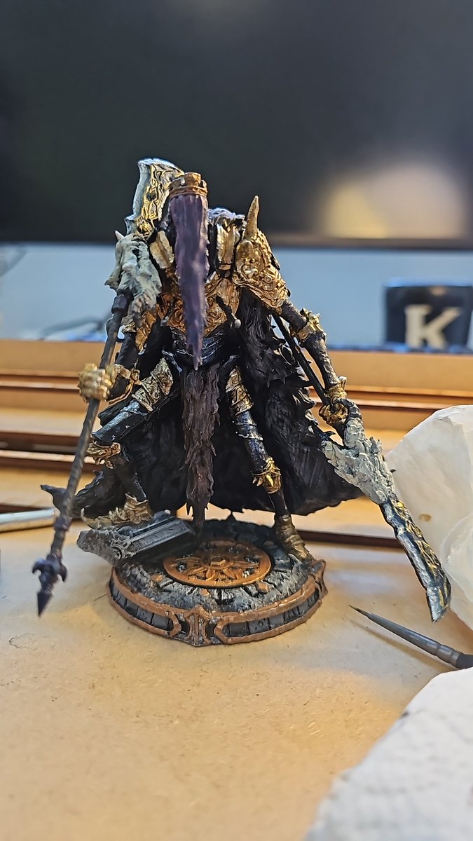 So I was painting this mini from @WitchsongMinis and learnt that it is actually affiliated with @OConnorBooks from @Wraithmarked ! What a coincidence. Make sure to check out their stuff. It's amazing!