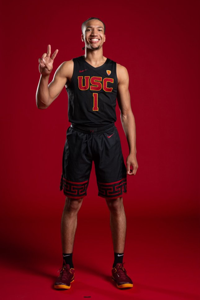 BREAKING: Xavier transfer Desmond Claude has committed to USC, he told ESPN. Claude, a 6-foot-6 guard, won the Most Improved Player award in the Big East after averaging 16.6 points and 3.2 assists last season. USC's ninth transfer and 11th newcomer in Eric Musselman's rebuild.