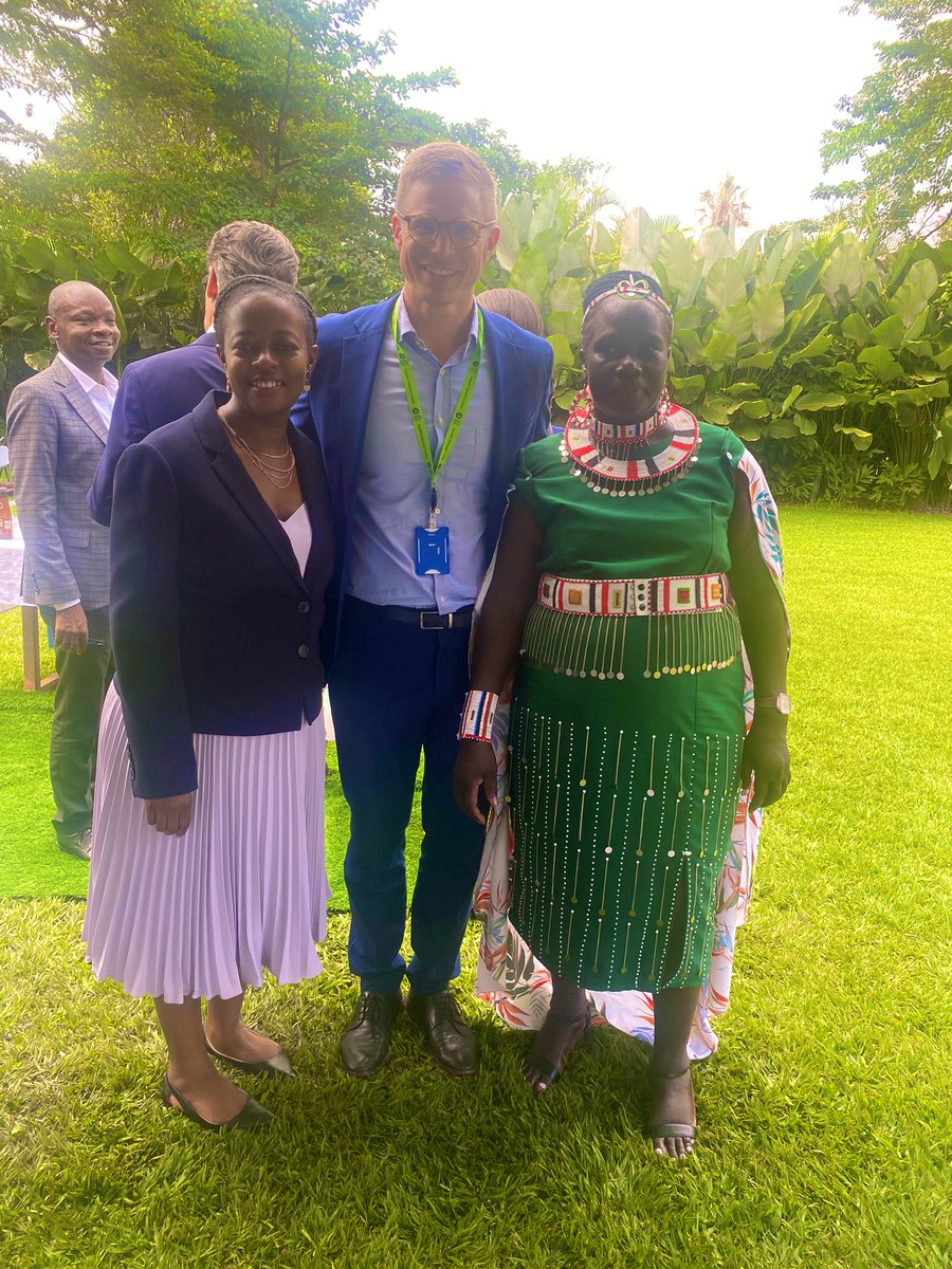 What a sandwich to be part of! Privileged & excited to meet two amazing, brave women & nominees for the #EU human rights defenders award - Congratulations Ms Jesca Ruth Ataa & Ms Doreen Kyazze💪 🔗 about their work: rb.gy/r3kbx4 #standup4humanrights 🇩🇰🇪🇺🤝🇺🇬