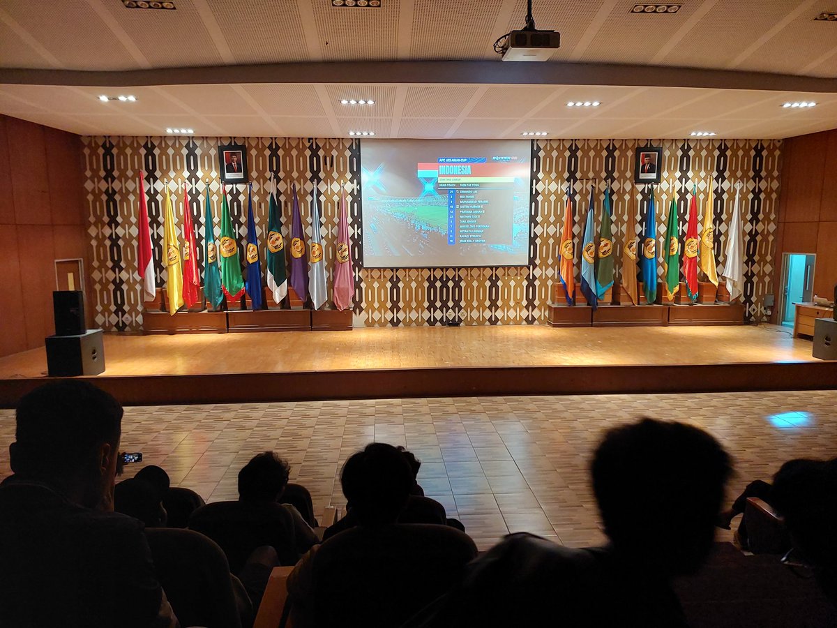 Bahagia sekali, setelah putar2 sekitaran Jatinangor tak dapatkan tempat nobar, ternyata ada tempat nobar yg nyaman sekali di Auditorium Bale Santika Kampus UNPAD yg diadakan BEM UNPAD. Terima kasiiih...UNPAD..