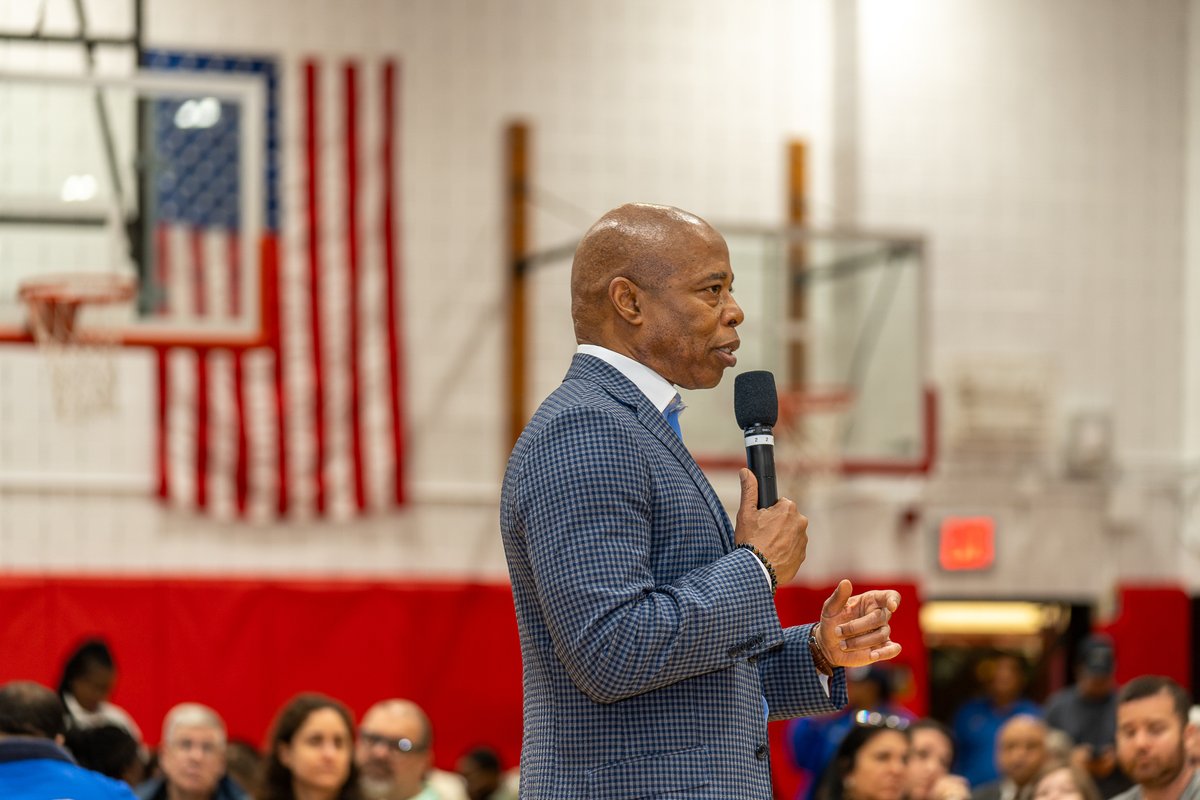 So great to connect with Staten Islanders last night at @NYCMayor's latest Community Conversation. We made a promise to Staten Island that it would no longer be the forgotten borough and these discussions help us ensure we're Getting Stuff Done for these New Yorkers.