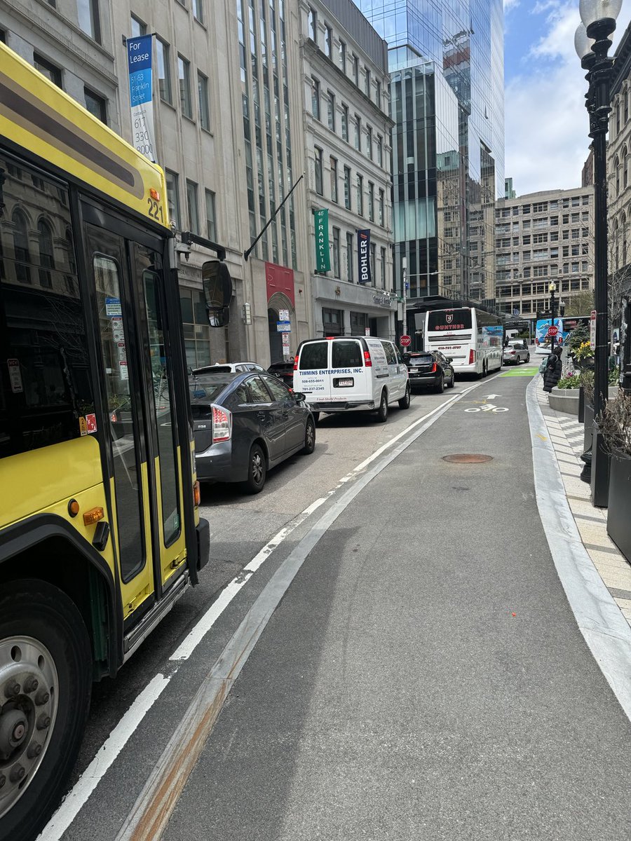 ⁦<a href="/CityOfBoston/">City of Boston</a>⁩ ⁦<a href="/universalhub/">Adam Gaffin</a>⁩ crazy traffic in DTX. Glad I’m #walking!