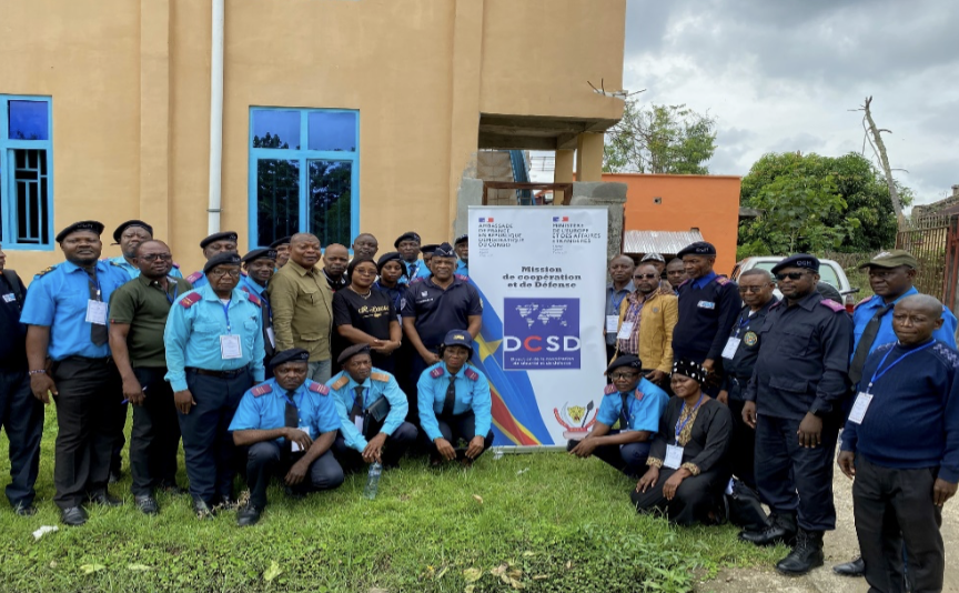 🇨🇩🇫🇷 : formation en police judiciaire dédiée à 3️⃣1️⃣ officiers de police judiciaire de la direction générale de migration (DGM) du Tshopo à Kisangani. ➡️ Durant ces 6️⃣ jours de stages, les OPJ ont vu les fondamentaux de l’exercice de la police judiciaire en #RDC. 🛂