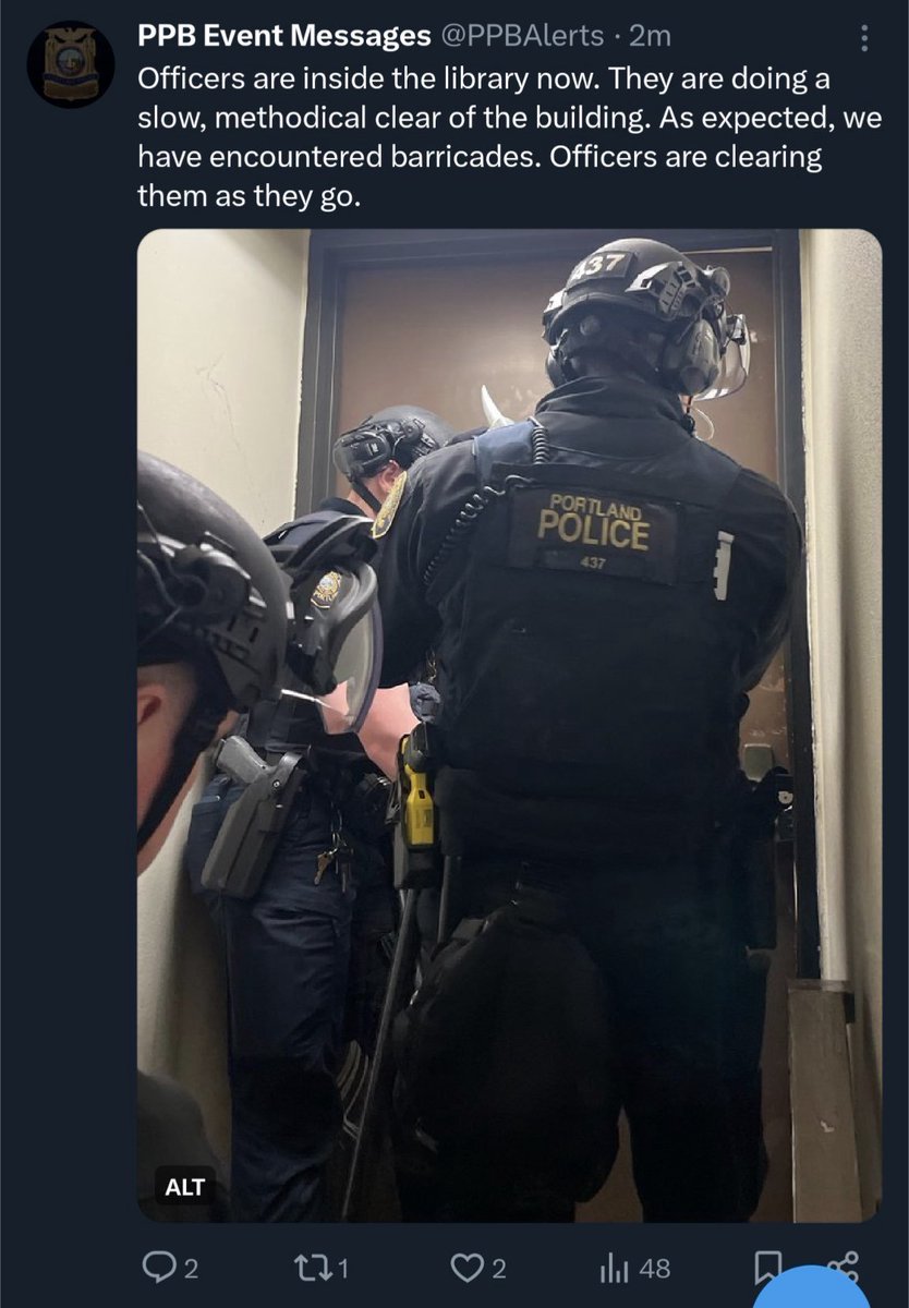 🚨 Police operation ongoing at Portland State University, where anti-genocide protesters have occupied the library.