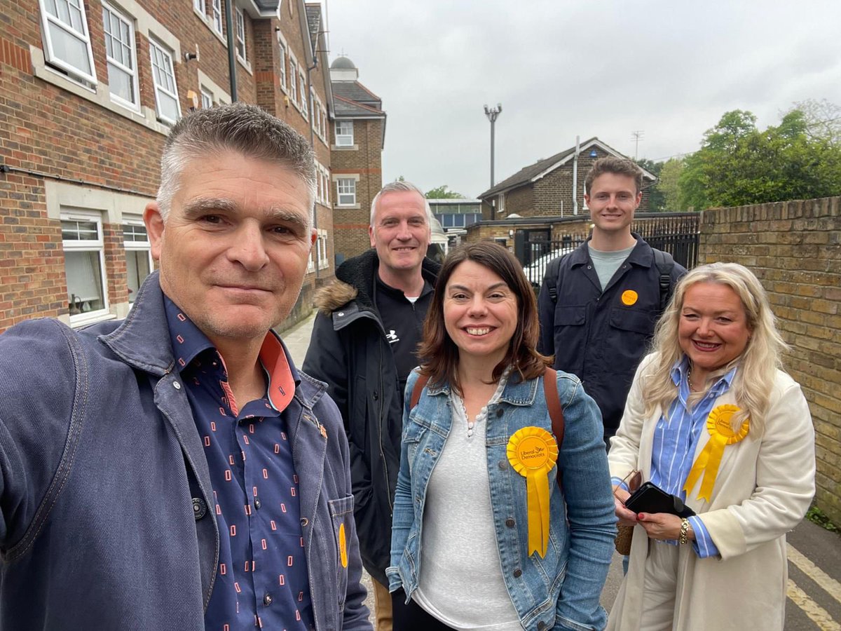Out in East Sheen with @Gareth_Roberts_ in addition to brilliant local councillor @juliacambridge1 knocking doors to get more @LibDems elected!