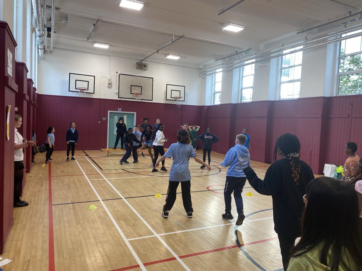 Lots of activity happening during Royston Sports Club ⁦@St_Rochs⁩ tonight 🙌🏀⚽️🤾💃 well done to all of our young leaders for running the sessions 👏 ⁦@RoystonYouthAct⁩ ⁦@PEPASSGlasgow⁩ ⁦@StRochsPEHWB1⁩