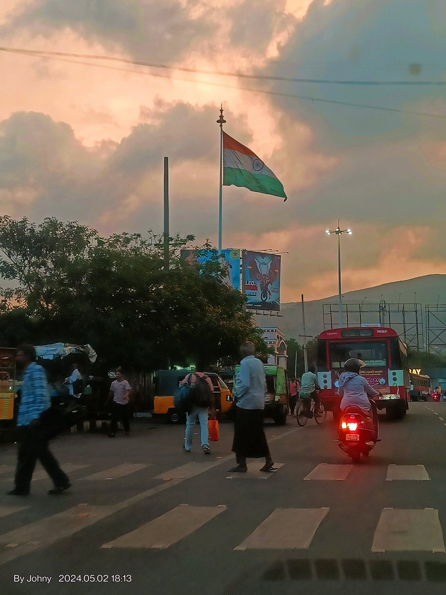 Always feel like taking a photo or two, when I gaze upon the majestic tricolour flying high in the sky. 🇮🇳 #Tiranga #IndianFlag #ProudIndian 
#vizag
#railwaystation