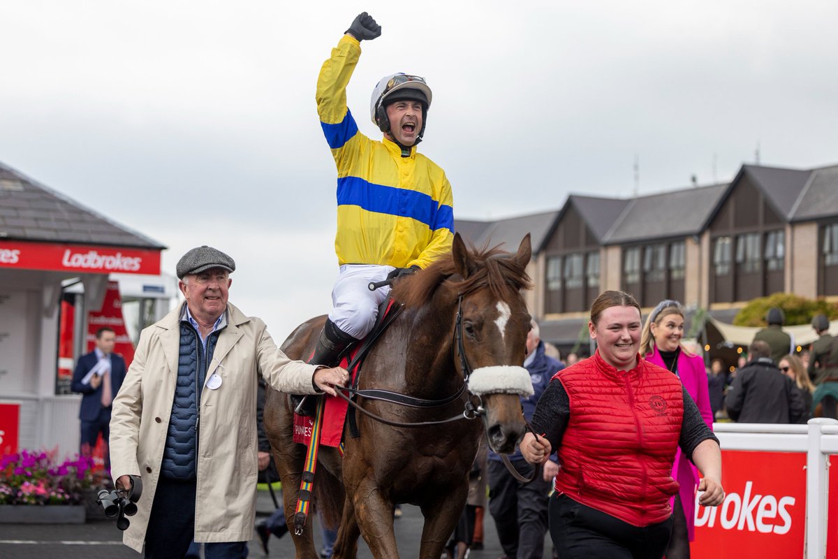 🥇PIGEON HOUSE🥇 Breaks his maiden over hurdles winning the @SpecialistGp88 handicap hurdle @punchestownraces 🏆 Congratulations to winning owners Joe O’Flaherty, Mark Phelan, Richie Galway & Mrs John Harrington 🥂🥂 Ridden by Nico De Boinville 👏👏