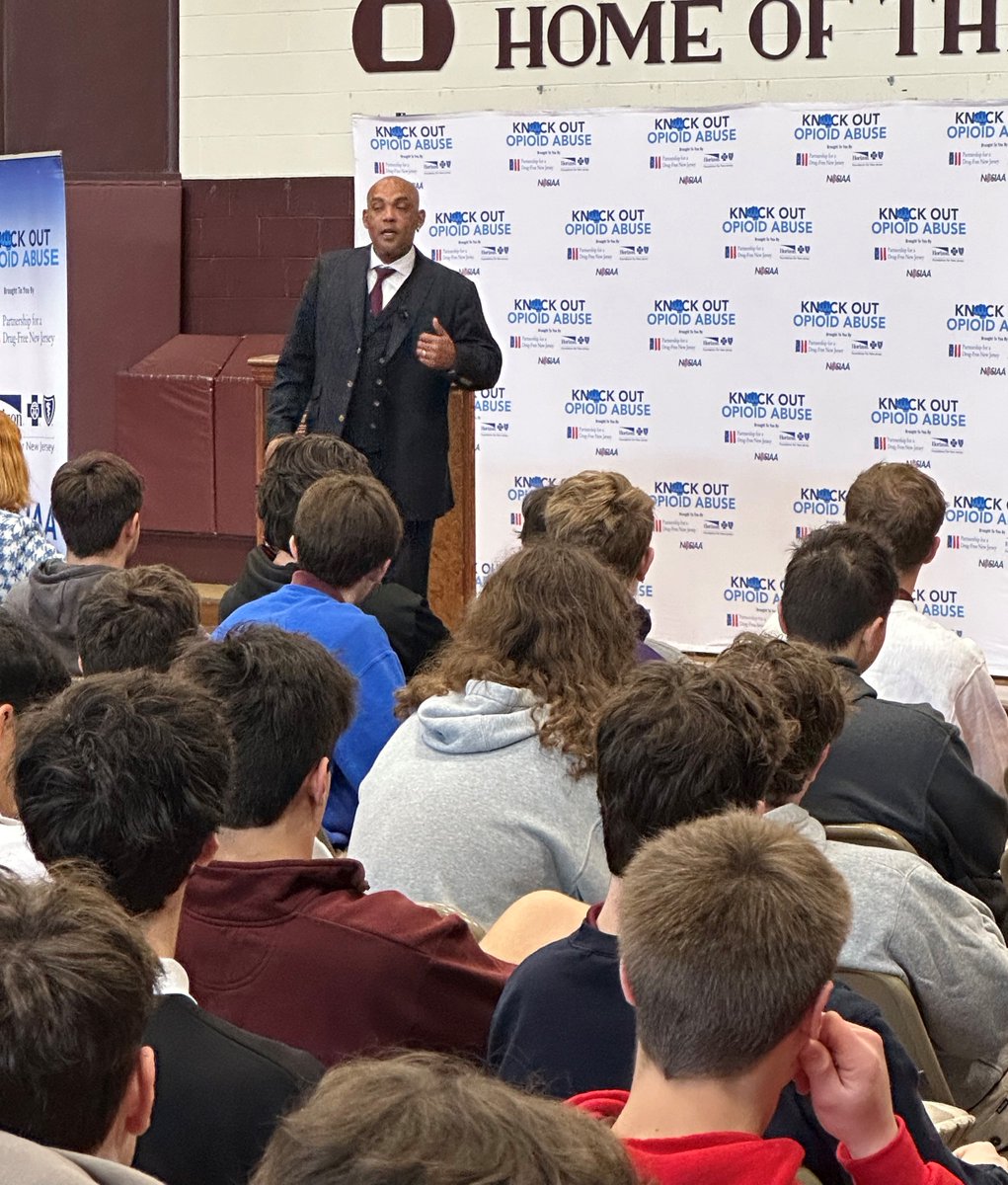 👀Former NFL & Rutgers QB Ray Lucas 👀 speaking @DonBoscoIronmen to kick off  #KnockOutOpioidAbuse youth athlete initiative sponsored by @HorizonBCBSNJ 
@HZNFoundation @drugfreenj @NJSIAA 

#opioids #nj #KnockOutOpioidAbuse #DonBoscoPrep #Donbosco #drugfreenj