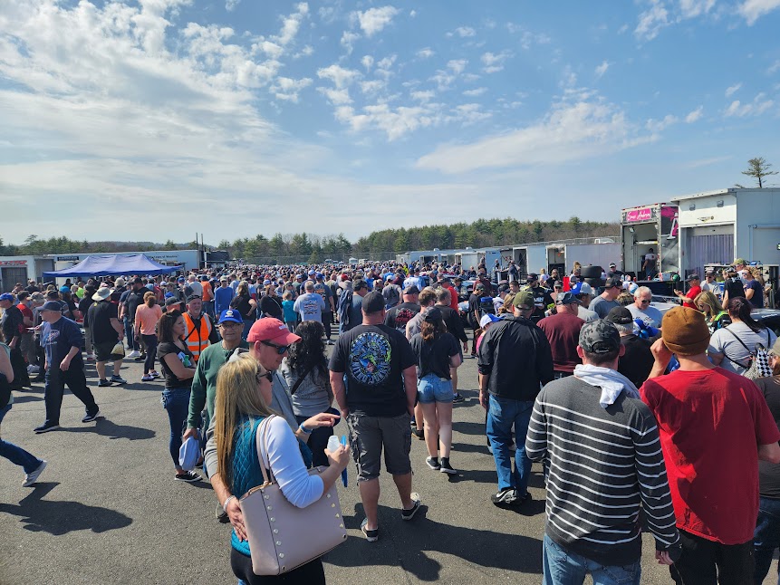 The NAPA Pit Party was PACKED 👏 What an awesome crowd last Sunday! 📸 @tmracephoto & PRVL Race Media