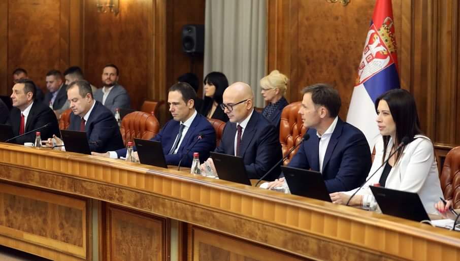 Вечерас, одмах по полагању заклетве, одржана је прва седница нове Владе Србије.
Ово је тим вредних и поштених људи, тим преданих радника, тим победника! #milosvucevic #predsednikvladesrbije #vladasrbije #srbija🇷🇸
