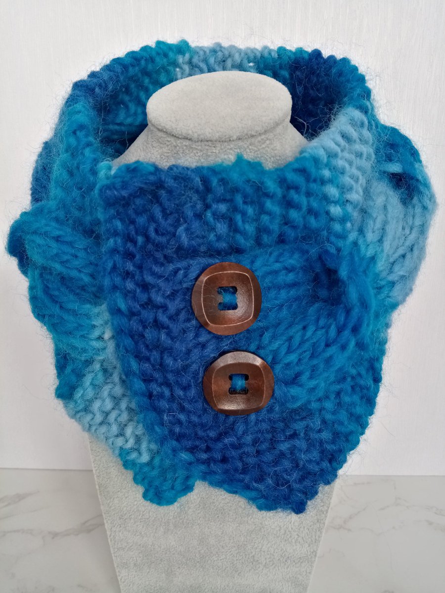 Buttoned cable knit neck warmer in blue 100% pure wool. Hand-made in Ireland ☘️
folksy.com/shops/littlere…
#CraftBizParty
#HandmadeHour
#folksyuk
#neckwarmers
#UKGIFTHOUR
#specialoccasions
#Ireland