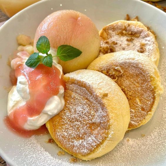 Fluffy pancakes with peaches 🥞