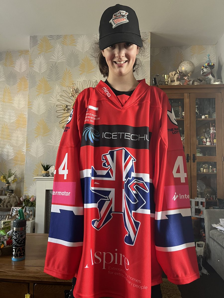 Amyloola's tweet photo. @samjones15s look what came today your @TeamGBicehockey jersey and of course she had to wear her @steelershockey hat too ! 🇬🇧🏒🍊 https://t.co/5JvHNzDl3c