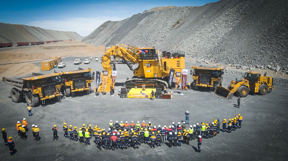 .@CaterpillarInc dealer @BarloworldMN recently held a key delivery ceremony of equipment at #KhurenTolgoi Coal Mining. The new fleet includes a 395 excavator, three 777 trucks, a 988K wheel loader & #Mongolia’s first next gen 6060 hydraulic #miningshovel shorturl.at/cpqBD