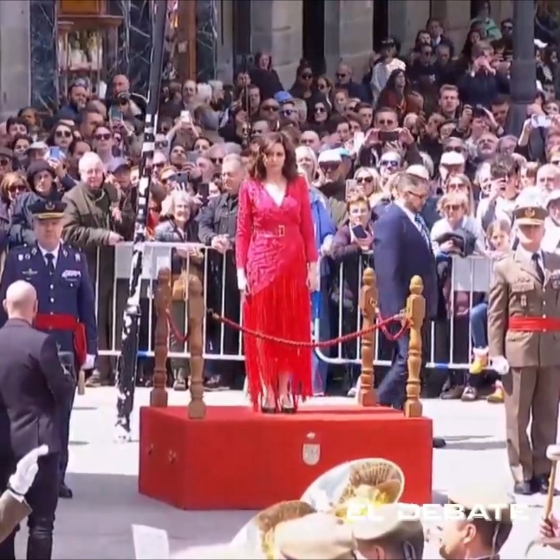 El estrado de los reyes en la Pascua Militar / el estrado de la lideresa Ayuso en un acto institucional de la Comunidad de Madrid