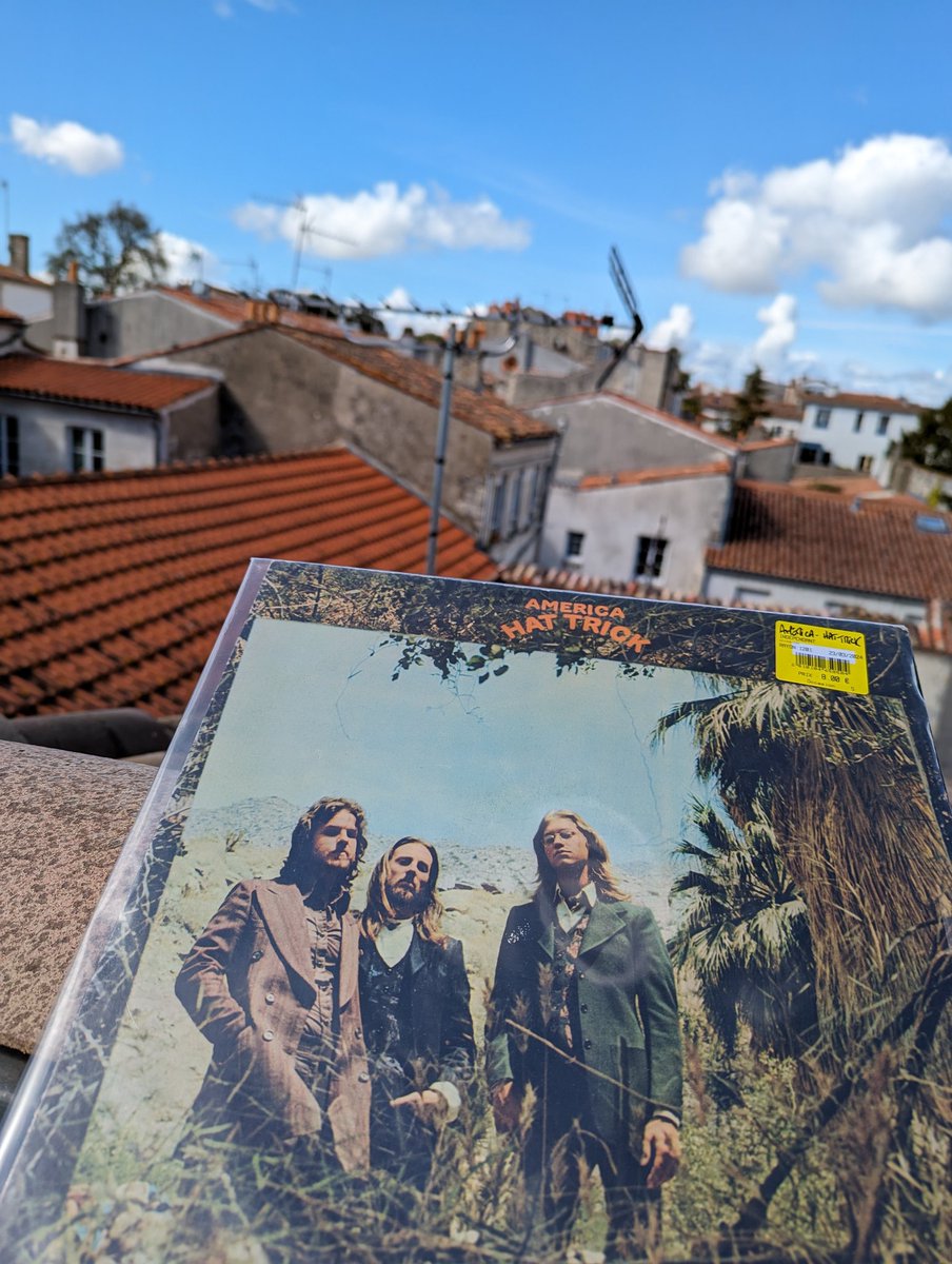 On est pas mal là avec les enfants qui lisent leur manga, avant d'aller prendre un apéro charentais avec les amis @luckylusssien @janfygautier @Spirochaa @etienne_pierron ✨ Wind wave, Hat trick, 3e album d'America youtu.be/iZc-sIAWDXI?si…😘