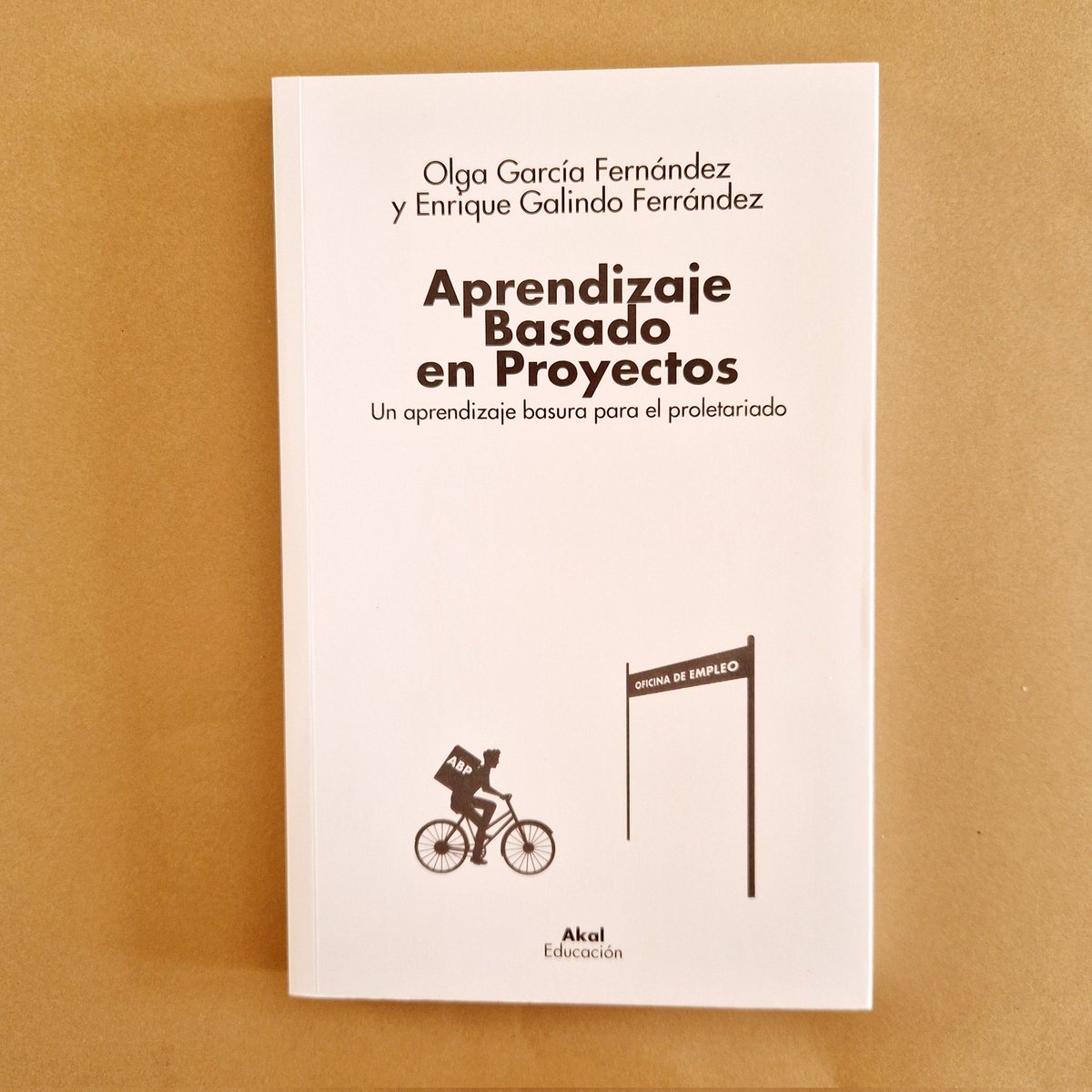 #librodeldía Con el subtítulo “Un aprendizaje basura para el proletariado”, los autores de este ensayo, docentes de instituto, se muestran muy críticos con esta metodología que, en su opinión, se ha vendido como la panacea para los males de la escuela, pero que posibilita la…