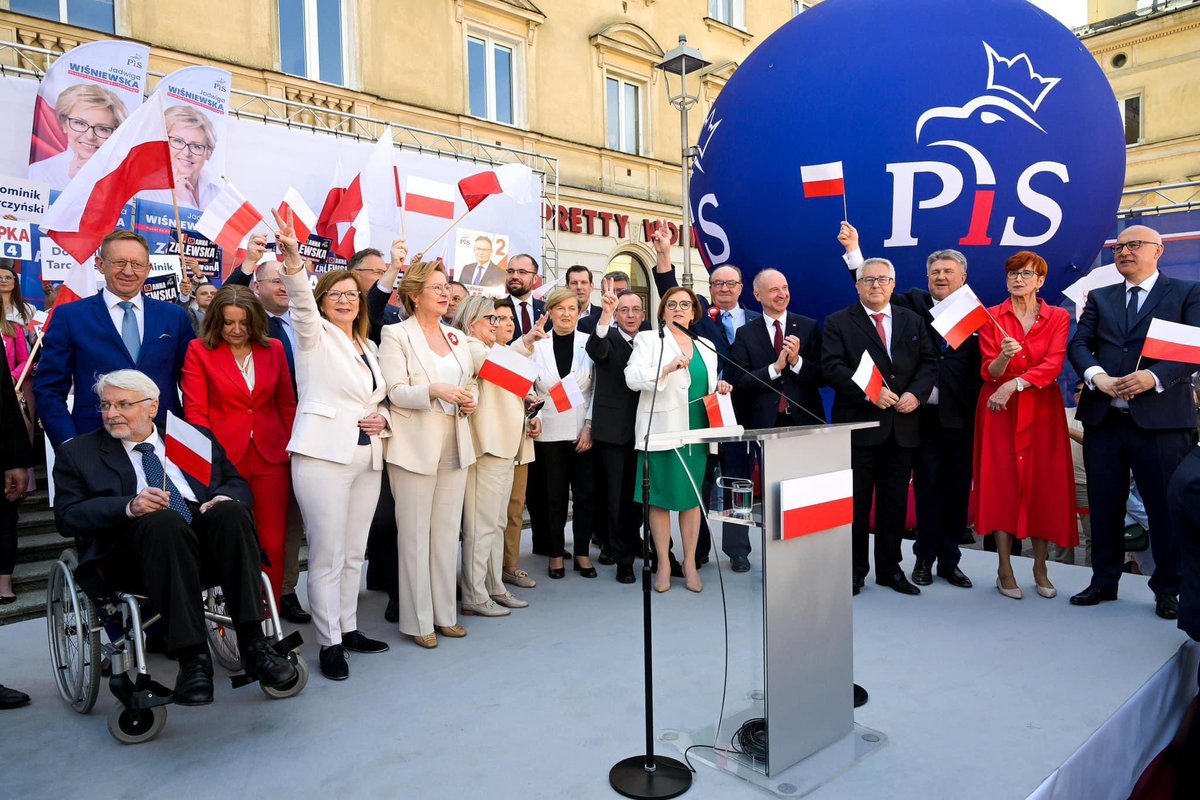 patriokrata's tweet photo. Czy ktoś jeszcze pamięta, że Szydło złamała prawo wstrzymując na ponad 2 lata publikację orzeczeń TK?
Czy już zapomnieliście, jak Bielan mówił w czasie strajków kobiet, że jak ktoś wychodzi na ulicę, to musi się liczyć z tym, że policja złamie mu rękę?
Czy nikogo nie bulwersuje, że Wąsik i Kamiński to skazani przestępcy, którzy są na wolności tylko dlatego, że ułaskawił ich kumpel?
Czy serio chcecie, żeby Daniel „brudna pała” Obajtek, odpowiedzialny za stratę 4 mld zł ze sprzedaży rafinerii i 1,6 mld zł na handlu ropą z 25-letnim Chińczykiem, reprezentował Polskę?
Czy nie przeszkadzają wam prostackie żarty Brudzińskiego o „dzieleniu się gazem podczas II wojny światowej”?
Serio chcecie, żeby te „jedynki” PiSu, z tej listy wstydu, cwaniactwa i buty, były waszym głosem w Unii?
Pogięło was? 🤦
#Eurowybory #PiStoWstyd