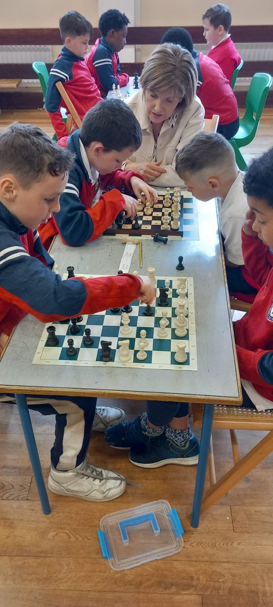 Today saw the start of the group stages of the third class school chess tournament.Great to see so many budding masters taking their first steps in chess and developing their social skills at the same time. @Ficheall_ie @thecontel @mayonewssport @MayoSport1