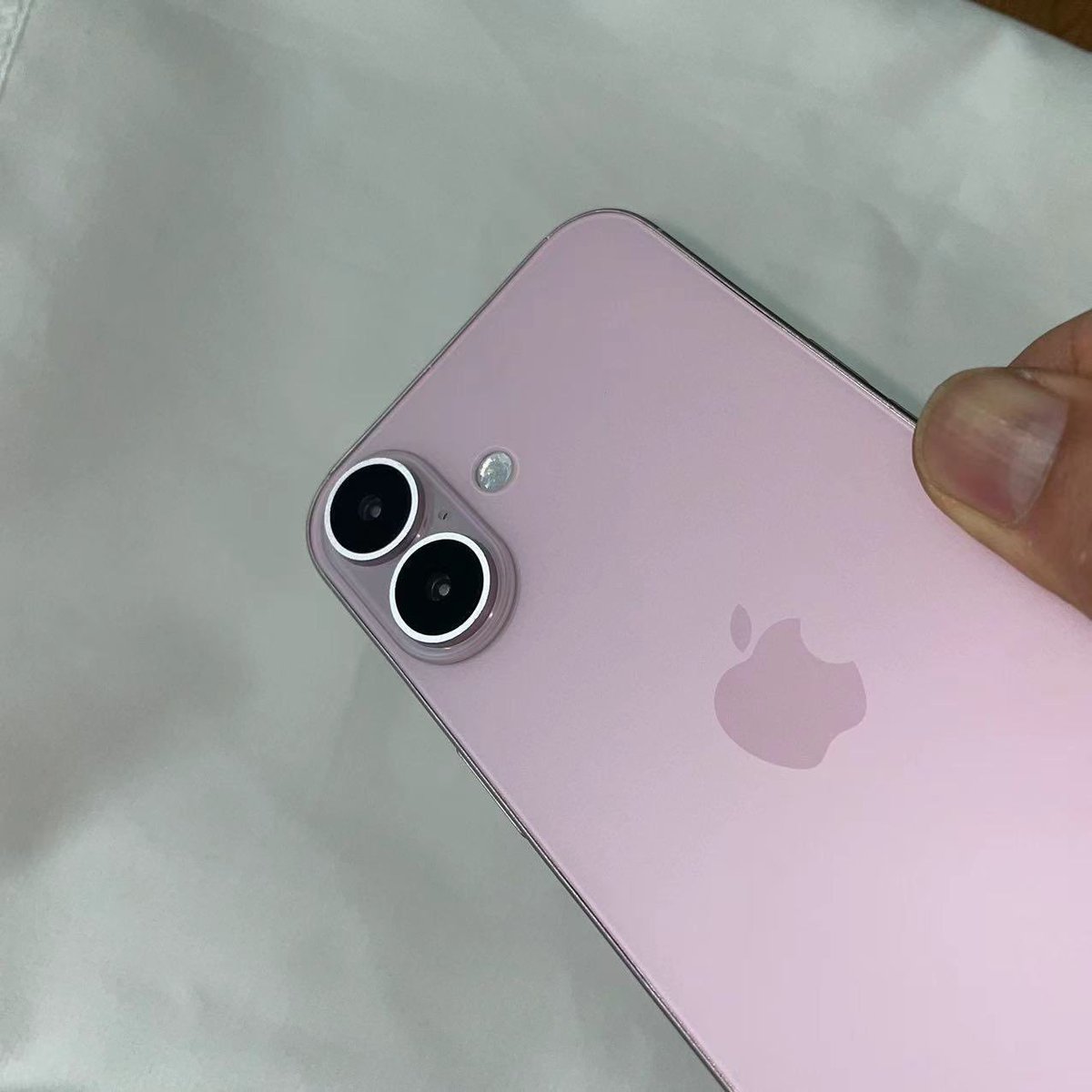 iPhone 16 pembe rengiyle görüntülendi