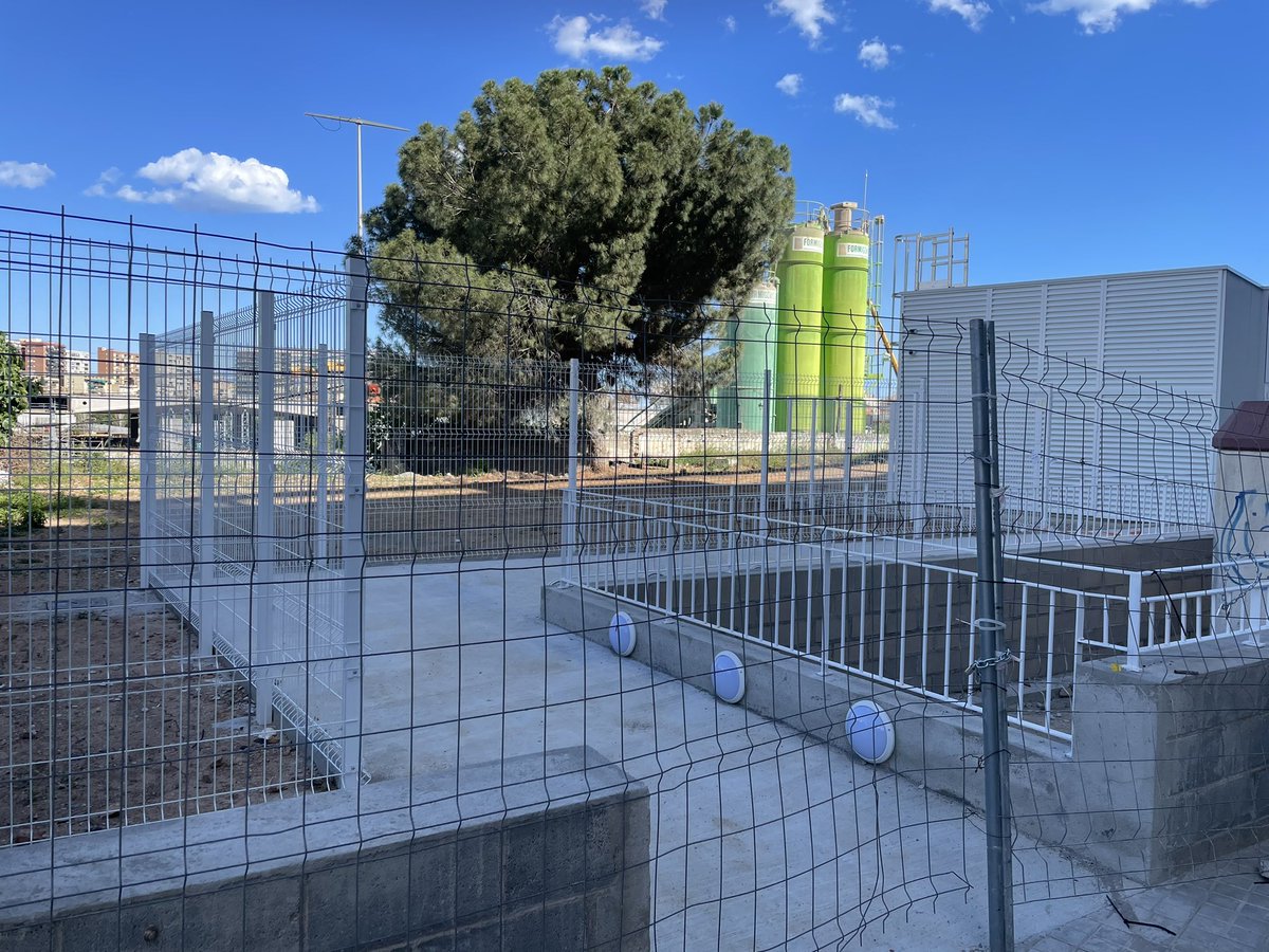 SalvemCAPSgr's tweet photo. Nova visita a les obres dels Mòduls temporals d'apmpliació del #CAPSagrera, i ens temem que tindrem un nou incomplimet de @icscat, a l'última reunió van assegurar que estarien en marxa aquesta primavera, com no vam ser convidats a la visita del conseller no vam poder preguntar-li https://t.co/95f7WWdvUR