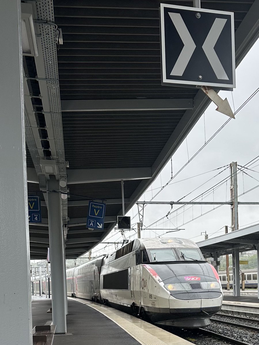 Aujourd’hui c’était une rame TGV RD pour moi pour rentrer de Chambéry à Paris. 
Pluie tout le long, pas embêté par les insectes sur le pare brise! 😅😅
Mais adhérence bien diminuée forcément!