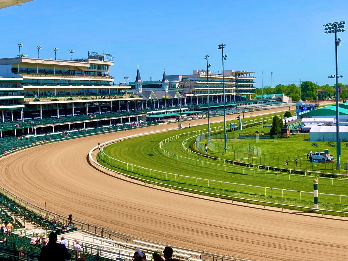 ‘Tis a gorgeous Thurby at the track. But HOT. 🥵 @WDRBNews #Thurby #ChurchillDowns @gotolouisville