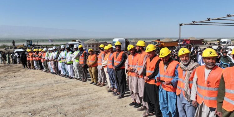 ہرات ، 43 ارب افغانی کی لاگت سے 5 منصوبوں کا افتتاح 
کابل(الامارہ)
صوبہ ہرات کے دورے  کے دوران نائب وزیر اعظم برائے اقتصادی امور ملاعبد الغنی برادر نےتقریباً 43 ارب افغانی مالیت کے پانچ بڑے منصوبوں کا افتتاح کیا ہے۔  
مقامی حکام کا کہنا ہے کہ ان منصوبوں میں ایتوک فارما، افغان…
