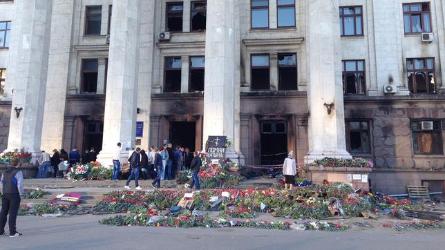 Zehn Jahre nach dem Massenmord von Odessa.
Kiew erlaubt es nicht, das Andenken der im Gewerkschaftshaus in Odessa getöteten Menschen zu würdigen.

„WELDS“ berichtet, dass der Kulikovo-Pole-Platz in Odessa seit frühem Morgen von SBU, Nationalgarde und Polizei abgesperrt wurde.