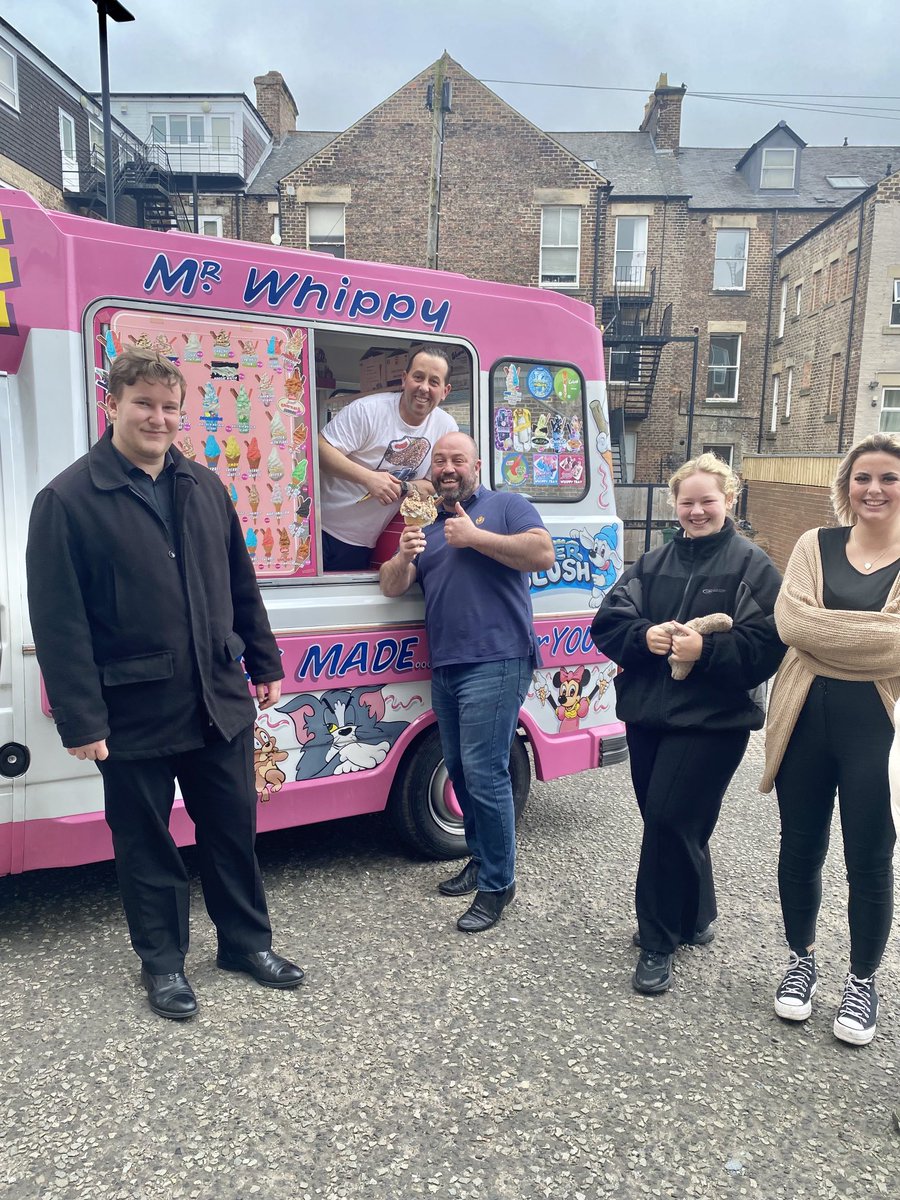 julesaParr's tweet photo. The sun was shining today, so our favourite ice cream van turned up, allowing everyone ⁦@Mincoffs⁩ to enjoy an ice cream lunch!! 🍦🌞 Delicious!! #bankholidaytreat https://t.co/lEVJJaA1BR