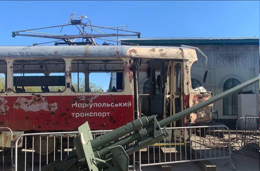 As a 'trophy,' a tram was transported from occupied Mariupol to Moscow by the Z-degenerates. The exhibit of washing machines and toilets on Red Square is something we can't wait to see. 🇷🇺💩 t.me/Ukraine_365New…