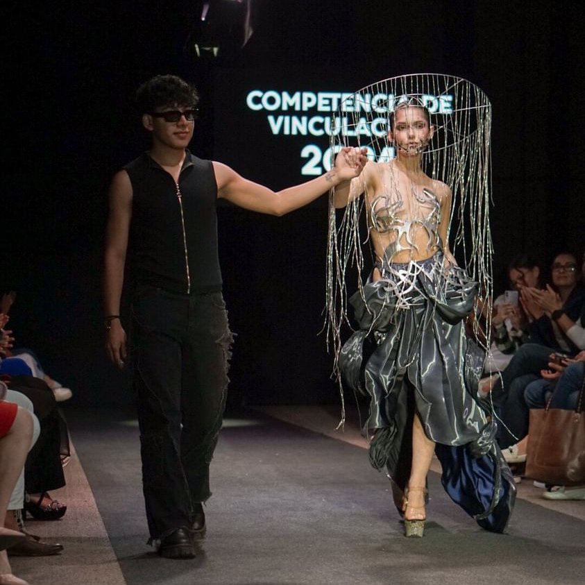 👏🏻 #OrgulloUSFQ 🐉 Kike Gutama, estudiante de la carrera de Diseño de Modas de la USFQ, ha ganado el VI Concurso de Diseño de Modas en ECUATEXTIL/Xpotex 2024. ¡Felicidades Kike por este merecido logro! 👏🏻 #USFQArteYDiseño