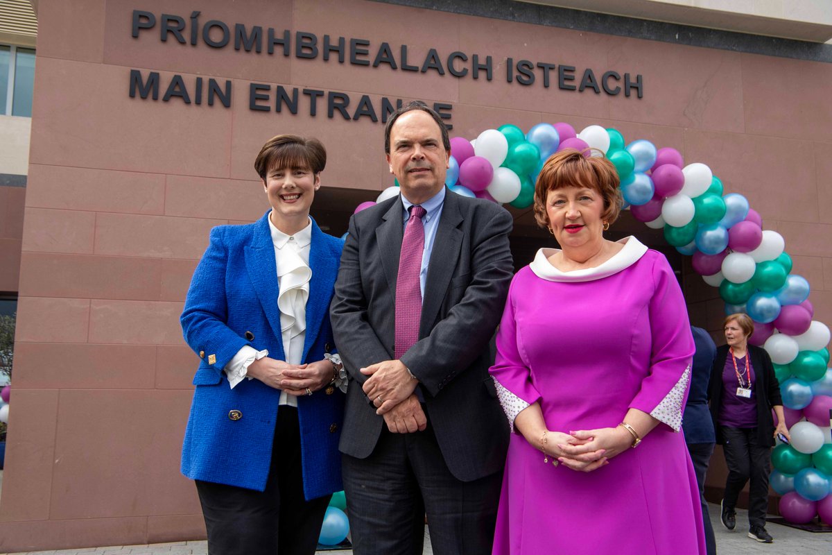 📢Comhghairdeas Mór! Dr Andy Phillips, Regional Executive Office of HSE South West and Minister Norma Foley joined UHK staff both past and present to help mark its 40th anniversary 👩‍💻Learn more here: uhk.ie/people-of-uhk/…