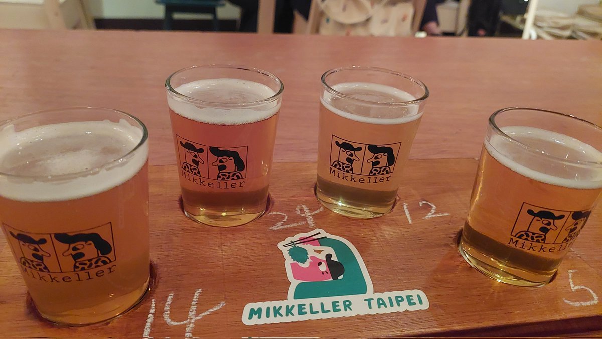 今回の旅の目的の一つ
デンマーク出身のミッケラー兄弟が展開する
Mikkeller Taipei
を訪問することができました。

２４種類の台湾と日本を中心としたクラフトビール！

が、
円安のせいで４種類の試飲セットで3400円とかツラい